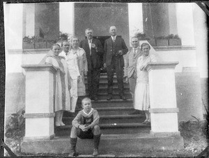 Group portrait of Mr. and Mrs. Rohde, Mr. and Mrs. Blumer, Wilhelm Blumer and other Europeans, Boloti, Tanzania, 1928