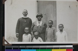 Mboneni Mpanza with family, South Africa, (s.d.)