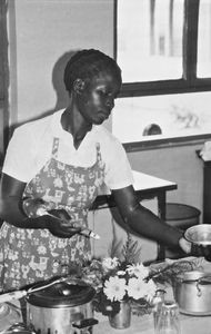 ELCT, Nordveststiftet, Tanzania. Studerende arbejder i køkkenet på Ntoma Husholdningsskole, 1989. (Missionær Else Højvang, DMS/Danmission, var lærer på skolen, 1987-2001)