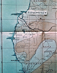 Missionens historie på Madagaskar. Kort over Ranompasy. I juni 1875 ankom fire missionspræster til Ranompasy. De vedtog at påbegynde missionsarbejdet i Morondava, hvor der var en garnision fra indlands-regeringen, og missionærerne Jakobsen og Røstvig rejste dertil. Lysbilledserie nr. 392, 46