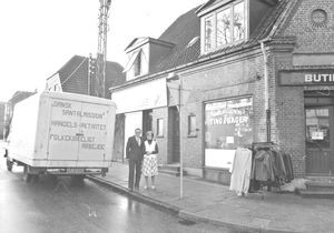 Dansk Santalmissions Genbrugsbutik i Herning, åbnet 1983. Foran ses: Niels Iver Brogaard Andersen og Mette Nielsen, bestyrelsesmedlem i Herning Kredsforbund