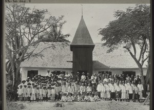 Christen u. Schüler i. Kudat (N.Borneo) u. Miss. Schüle