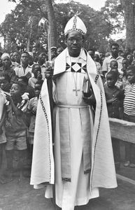 Nordveststiftet, Tanzania. Dr. theol. Samson Mushemba ved bispevielsen i Bukoba Domkirke, 16. december 1984. (Efterfulgte biskop Josiah Kibira og fortsatte som biskop indtil 2000, samt som ELCT præsident, 1992-2007)