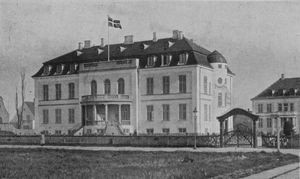 DMS building in Hellerup. The entrance from Strandagervej. To the left of the main building