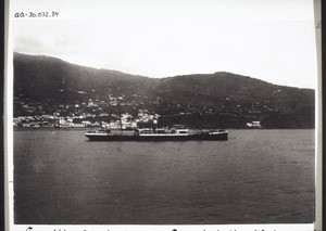 Teneriffa, Insel mit einem Dampfschiff im Vordergrund