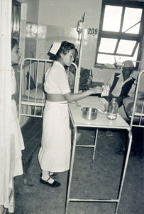 Tansen Mission Hospital i Nepal, 1990. En sygeplejestuderende gør klar til sårskiftning