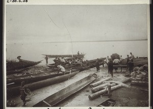 Am Strande von Bonaku (Kam.). Kanus u. Bauholz u. Händler