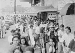 Folk står i kø foran den evangeliske kirke, 'Bread of Life' (Livets Brød) i Manila, Filippinerne. Januar 1993