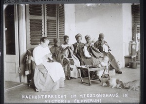 Nähunterricht im Missionshaus in Viktoria (Kamerun)