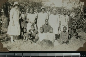 Mrs. Leisegang together with schoolchildren , Empangeni, South Africa, (s.d.)