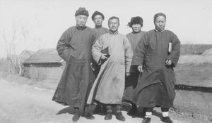 Fra nytårsmødet i Chintuitsi, marts 1931. Fra venstre: Pastor Yen (Dairen), Evangelist Wang (Chingtuitsi), Evangelist Leu (Takushan), bibelkvinde Fru Shun (Takushan), Bibelkvinde, Fru Leu Chingtuitsi