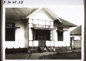 Bernhard Vischer in front of the house where he was interned in Bandjermasin