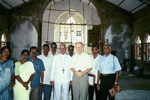 Besøg i den nye Transfiguration Church i Pondicherry, Sydindien, februar 2002. Nr. tre fra højre mod venstre: Jørgen Nørgaard Pedersen, Biskop John Franklin og Pastor Raja Socrates