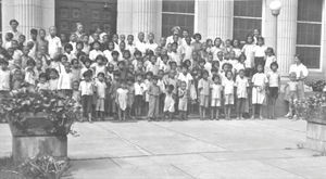 Sprogskolen i Peking med søndagsskolebørn udenfor. Foto anvendt 1947