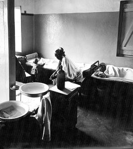 ELCT, Kagera-regionen, Tanzania. Patienter på Nyakahanga Hospital, 1968. (Anvendt i: Dansk Missionsblad nr 13/1968)