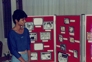 Tamil Nadu, Sydindien. Cathrin Amirthan, beboer på Women's Christian Hostel, Chennai (Madras), oktober 1993. (24 år, katolik, fra Malaysia, tysk-studerende, forventer at starte læge- el. tandlæge studium 1994). Fotograferet foran den udstilling, hun lavede til hostels 25 års jubilæum