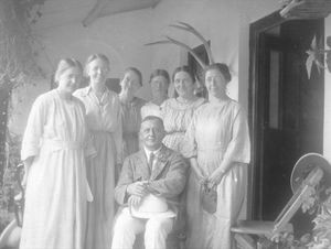 Language students in Madras together with missionary Johan Bittmann 1922. FRom left. Marie Wach