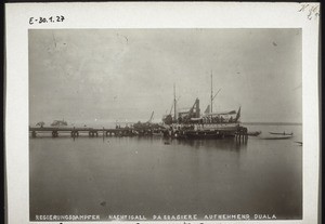 Government steamer 'Nachtigall' in Duala (Cameroon), boarding passengers