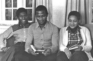 Gideon G. Maghina, Saul Lutilla, Sarah Mwanga, Tanzania. December 1982 (Muligvis studerende på Makumira Præsteseminarium?)