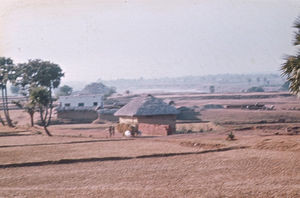 Muligvis fra et område i Assam, Nordindien? - hvor der i 1950erne og fremefter var et nødhjælpsarbejde i gang, med genbosættelse og rehabilitering af de mange flygtninge fra Øst-Pakistan. Bl.a. var den danske missionær og sygeplejerske Elisabeth Krohn/Lis Krohn, Haraputa, involveret i dette projekt