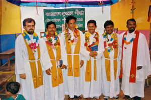 Ordination af de fire tilsynsførende præster i Bangladesh Lutherske Kirke/BLC, Birganj juli 1994. Fra venstre: Pastor Morten Larsen, DSM, og de fire præster: Arabindo Bormon, Komol Roy, Koilas Bormon, Kamini Kanto Roy