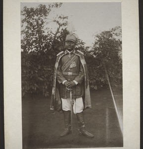 Der Häuptling von Bamum in Uniform