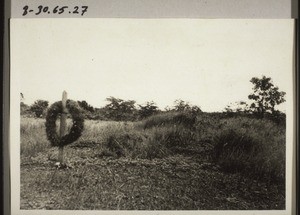 Grab' v. Geschw. Vischer u. Bart auf dem Flugfeld i. Bandjermasin