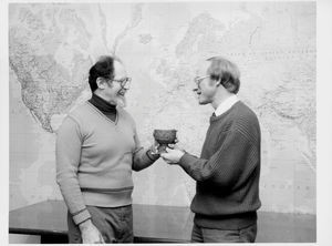 WMPLs (Worls Mission Prayer League) hovedhontor i Minneapolis, USA. Jørgen Nørgaard Pedersen overrækker gave (døbefond) til General Director Bob Andrews, Febr. 1987