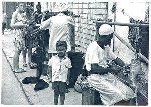 En væver på markedet i Crater. I baggrunden missionær Martha Holst (th) og missionær Susanne Henriksen (tv). Aden 1973