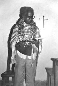 Pastor Maidas Marndi, BNELC, ved afskedsfesten efter BLC's synodemøde i Birganj, efteråret 1982. (I forbindelse med opdeling af den lutherske kirke i Bangladesh i en Santalkirke (BNELC) og en ny Bengalkirke (BLC) blev den erfarne Santalpræst Maidas Marndi stillet til rådighed som rådgiver for BLC i den første tid)