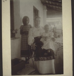 Frau Hecklinger mit Kind in Bonaku