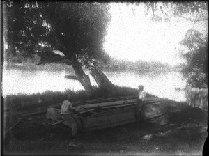 Flat-bottomed boat on the bank of the Incomáti, Antioka, Mozambique, 1925