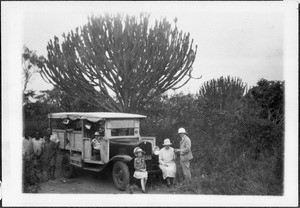 Family of missionary Blumer(?) at a truck, Tanzania, ca. 1925-1930