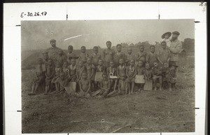 Mädchen-Schule in Bali. Missionar Geprägs u. Ernst: