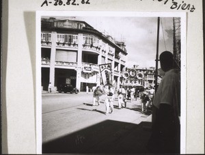 Chin. Leichenzug i. Hongkong m. Transparenten u. Mus.korps dem Leichenwagen vorausgehend