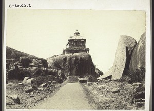 "Felstenpartie mit Tempel in Mahabalipuram."