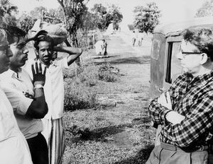 Olav Hodne forhandler med lokale medarbejdere. Lederen af flygtningearbejdet i Cooch Behar er Dr. theol. Olav Hodne, der i mange år har arbejdet for Norsk Santalmisjon i Indien. Siden 1964 har Dr. Hodne arbejdet med retablering af flygtninge i Cooch Behar