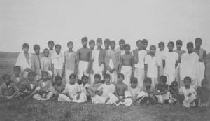 Assam, Nordindien. Drenge fra Mech (Bodo) folkegruppen på kostskole