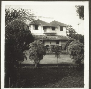 View from the front. The workers are on the first floor. My office is below, first window from the left