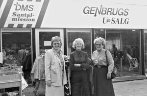 Herning Genbrugsbutik, fælles for DMS og Dansk Santalmission, åbnet i 1990. Fra venstre: Bodil Torp, Mette Nielsen og (NN)