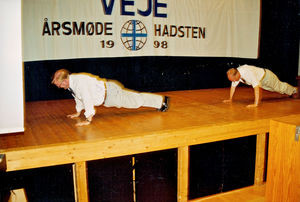 Landsmødet 1998 i Hadsten. Armbøjnings konkurrence mellem Allan Beck og Jørgen Nørgaard Pedersen