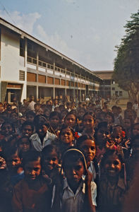 22.- Tamil Nadu, Indien, 1988-89. "Med 80 elever i klassen" - En dansk lærer i Arcot skoleprojekt fortæller: Ikke kun landsbyskoler og de to kostskoler er inkluderet i ALCs skoleprojekt, men også byskoler. Her er Kallakurichi byskole, der skal rumme 800 elever på en meget lille plads. Derfor har det været nødvendigt at bygge i to etager