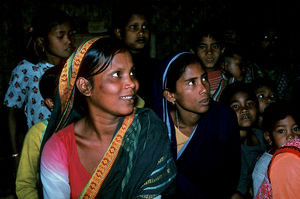 Diasserie "BLC - ung kirke i Bangladesh" - Gudstjeneste i BLC, Nr. 07 - Salmemelodierne lyder fremmedartet for os, men af og til dukker der en kendt melodi frem - selv om komponisten måske ville have svært ved at genkende sin melodi til "Her kommer, Jesus, dine små..."