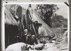 Häuptling v. Akwanko (Mbembe) sitzt auf d. Grab seiner Väter