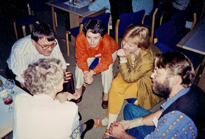 Dansk Santalmissions Landsmøde i Haslev, 1994. Fra venstre: Jens Christian Seeberg, (?) , Berit Daugaard Hansen, Ole Michael Strange og (med ryggen til) Esther Bertelsen