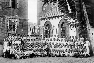 Børn fra søndagsskolerne i Chinchow på sommerlejr i Chinchow 7. - 14. august 1939. Med på billedet er også Olga Kristensen til venstre i anden række og adskillige voksne medhjælpere