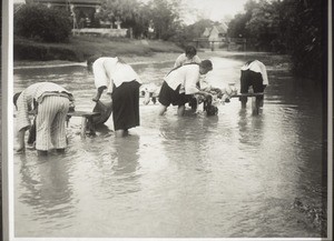 D. Mädchen der Schule i. Kayin waschen im Fluss ihre Kleider