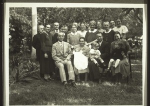 Familie Lutz feiert die Taufe ihres Töchterleins Anfang 1937. Stehend von rechts nach links: Herr Kilpper, Frl. Willaredt, Br. Bach, Frl. Conzelmann, Frl. Martin, Frl. Uhlmann, Br. Jenne, Frau Kaufmann, Frl. Hoseit, Frl. Berg, Frau Kilpper, Frl. Mondon, Frau Weickum. Sitzend: Herr u. Frau Dr. Métraux mit Sohn