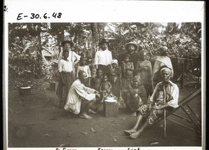 Mahlzeit einer Negerfamilie in Ndogosimbi (1 Stunde v. Duala) - nach dem Tauffest. Br. Feeser, Krauss, Link