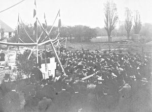 Hellerup, Det Danske Missionsselskab. Højtideligheden ved grundstensnedlæggelsen 1908. Det er pastor Aksel Busch, der står på talerstolen. Kritiske røster mente dengang, at det var alt for kostbart et byggeri, men provst Deichmann fra Hvidbjerg, som var økonomisk garant, forlangte at der skulle være indbygget fremtid i byggeriet. Foto fra 75-året for grundstensnedlæggelsen, 29.10.1983